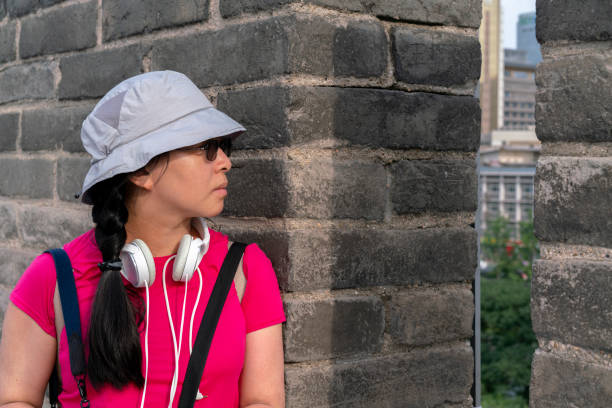 고 대 도시 벽에 여자 듣기 음�악 - xian audio 뉴스 사진 이미지