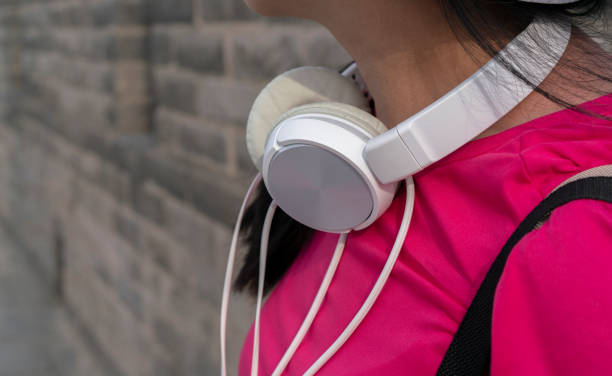 girl listening music on ancient city wall - xian audio imagens e fotografias de stock