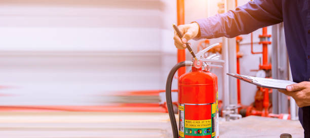 extinguidores de incendio disponibles en situaciones de emergencia de incendio. - fire extinguisher office safety protection fotografías e imágenes de stock