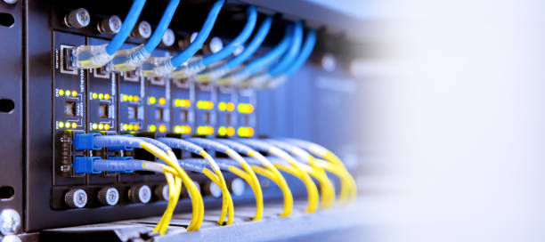 red de hub y cables de fibra óptica. - data technology network server center fotografías e imágenes de stock