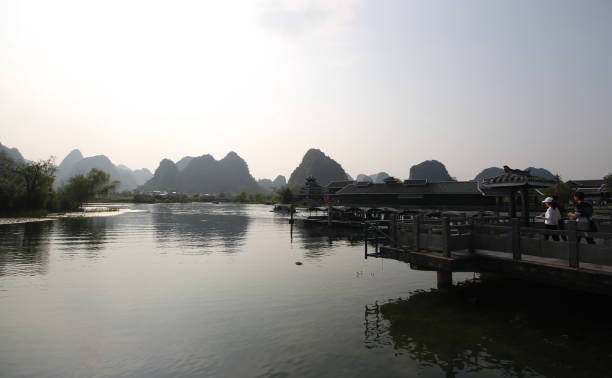 bela paisagem em yangshuo na primavera, guilin, china ásia - bridge beauty in nature travel destinations yangshuo - fotografias e filmes do acervo