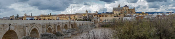 capture panoramique de la cathédrale de la mezquita, cordoue, espagne - pont romain de cordoue photos et images de collection