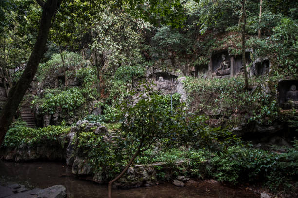 rock-reliefs am feilai feng im lingyin-tempel (tempel der seele rückzug) komplex. eine der größten buddhistischen tempel in china in hangzhou - zhejiang provinz stock-fotos und bilder