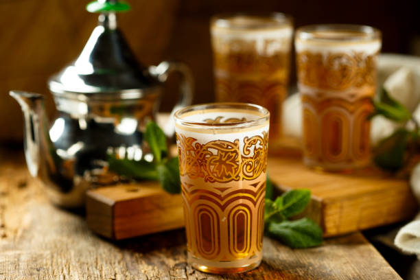 tè alla menta marocchino - morocco tea glass mint tea foto e immagini stock
