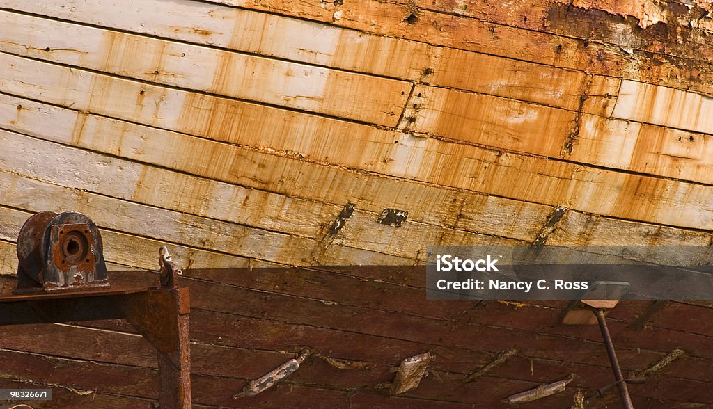 Старая лодка в Сухой док, Lapstrake, дерева, Disrepair, морской - Стоковые фото Антиквариат роялти-фри