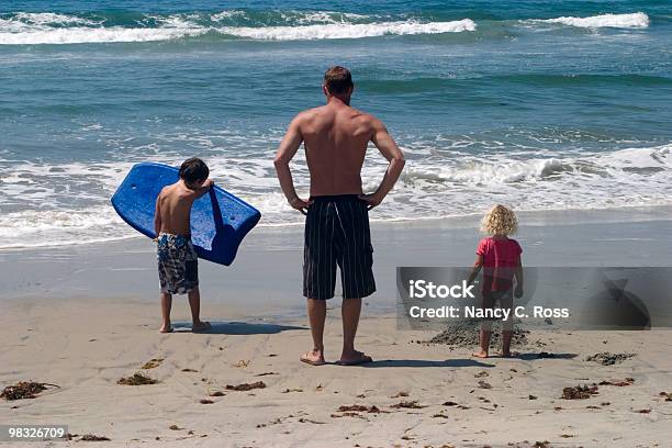 부품군 일로 플라주 시체 기판 Man 어린이 2명 바다 여름 여름에 대한 스톡 사진 및 기타 이미지 - 여름, 휴가, 가족