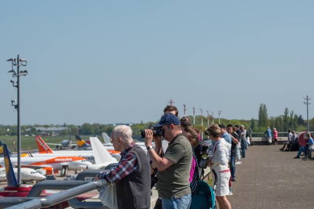 observadores de avión mirando aviones en el deck de observaciones en el aeropuerto de berlín tegel - fan deck fotografías e imágenes de stock