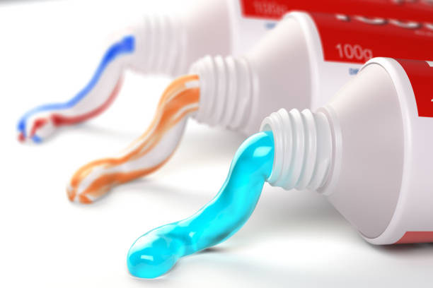 zahnpastatuben in verschiedenen farben und verschiedenen arten von zahnpasta - toothpaste stock-fotos und bilder