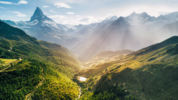 マッターホルンはスイスのツェルマット市の青い空と白い雪 - matterhorn swiss culture european alps mountain ストックフォトと画像