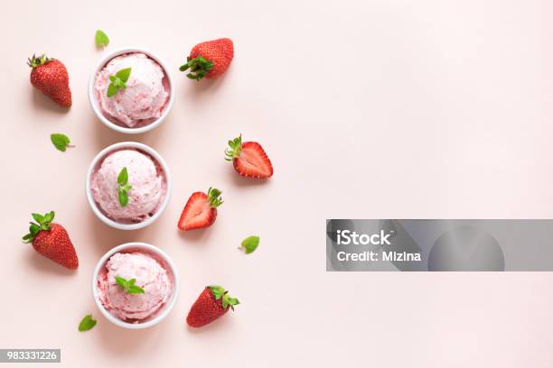 Photo libre de droit de Glace À La Fraise banque d'images et plus d'images libres de droit de Crème glacée - Crème glacée, Fraise, Sorbet