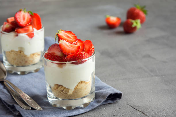istock Strawberry trifle mini dessert 983331718
