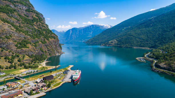 vista aérea da vila de flam. noruega. - flam aurlandsfjord sognefjord fjord - fotografias e filmes do acervo