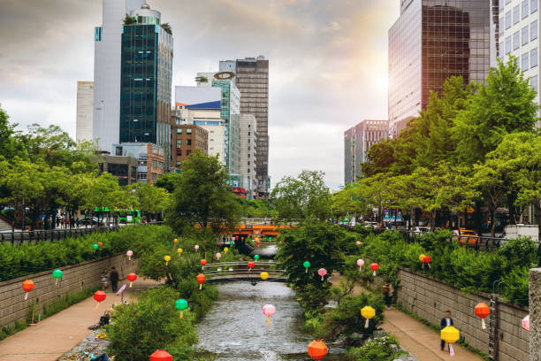 cheonggyecheon stream in downtown seoul - skyscraper travel people traveling traditional culture imagens e fotografias de stock