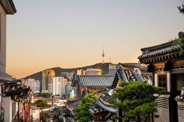 istock Old Seoul buildings with modern cityscape on the background 983355962