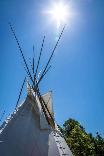 ureinwohner tipi von der sonne beleuchtet - teepee first nations nature camping stock-fotos und bilder