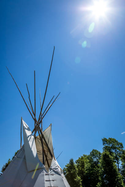 ureinwohner tipi von der sonne beleuchtet - teepee first nations nature camping stock-fotos und bilder