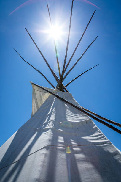 ureinwohner tipi von der sonne beleuchtet - teepee first nations nature camping stock-fotos und bilder