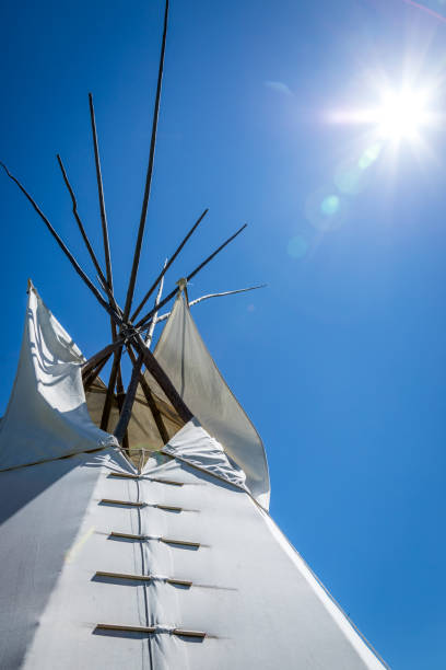 ureinwohner tipi von der sonne beleuchtet - teepee first nations nature camping stock-fotos und bilder