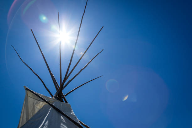 ureinwohner tipi von der sonne beleuchtet - teepee first nations nature camping stock-fotos und bilder