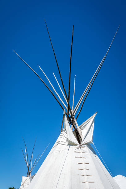 ureinwohner tipi-sommer-sonnenwende - teepee first nations nature camping stock-fotos und bilder