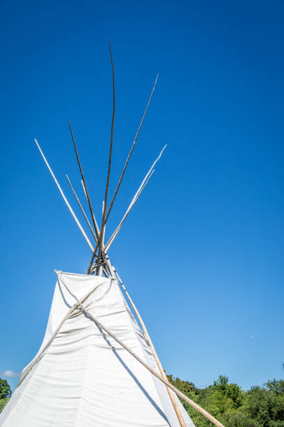 ureinwohner tipi-sommer-sonnenwende - teepee first nations nature camping stock-fotos und bilder