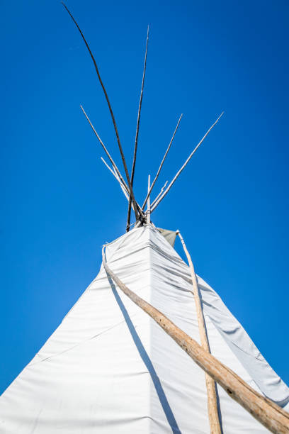 ureinwohner tipi-sommer-sonnenwende - teepee first nations nature camping stock-fotos und bilder