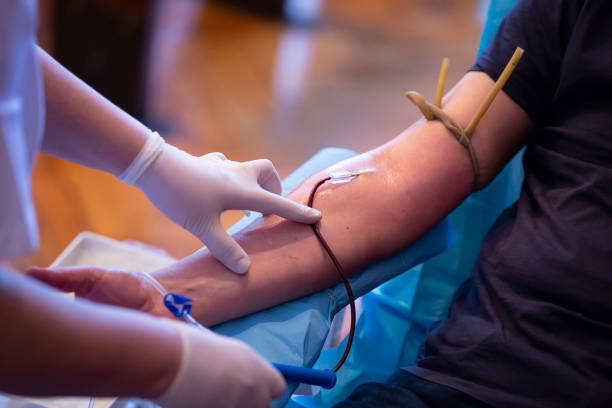 mão de doação de sangue. mãos de enfermeira - central europe fotos - fotografias e filmes do acervo