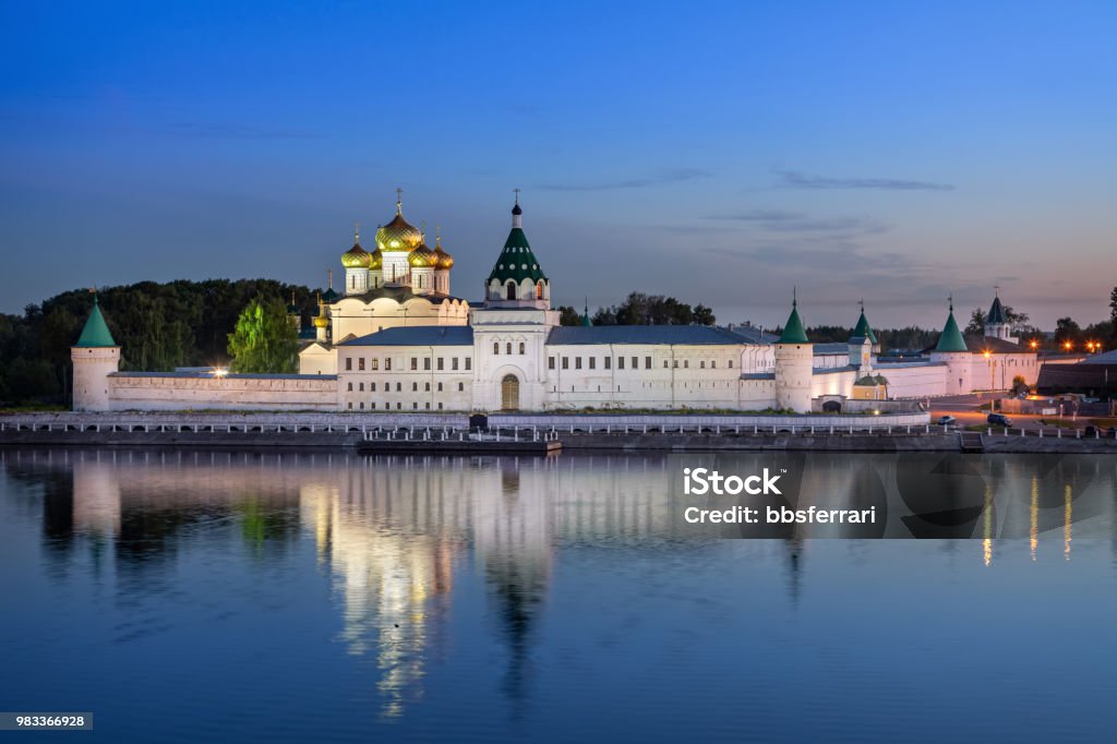 Ipatjew-Kloster in der Abenddämmerung, Kostroma im Wasser reflektiert - Lizenzfrei Kostroma Stock-Foto