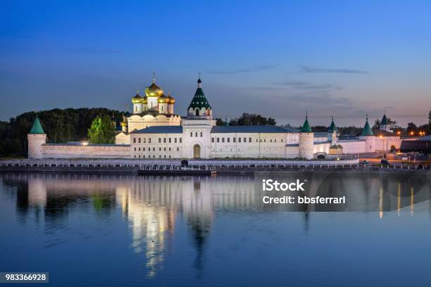 Ipatjewkloster In Der Abenddämmerung Kostroma Im Wasser Reflektiert Stockfoto und mehr Bilder von Kostroma