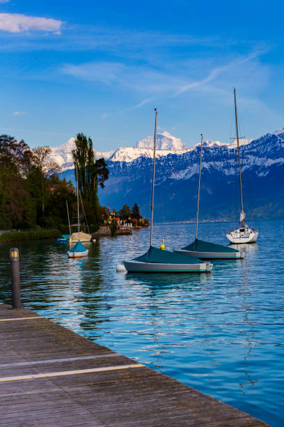 夜のアルプス山のトゥーン湖 (トゥーン) infornt で航行ボート - nautical vessel sailboat interlaken switzerland ストックフォトと画像