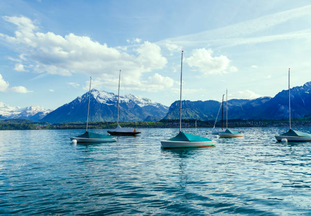 夜のアルプス山のトゥーン湖 (トゥーン) infornt で航行ボート - nautical vessel sailboat interlaken switzerland ストックフォトと画像