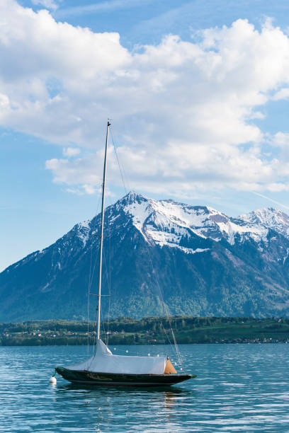 夜のアルプス山のトゥーン湖 (トゥーン) infornt で航行ボート - nautical vessel sailboat interlaken switzerland ストックフォトと画像