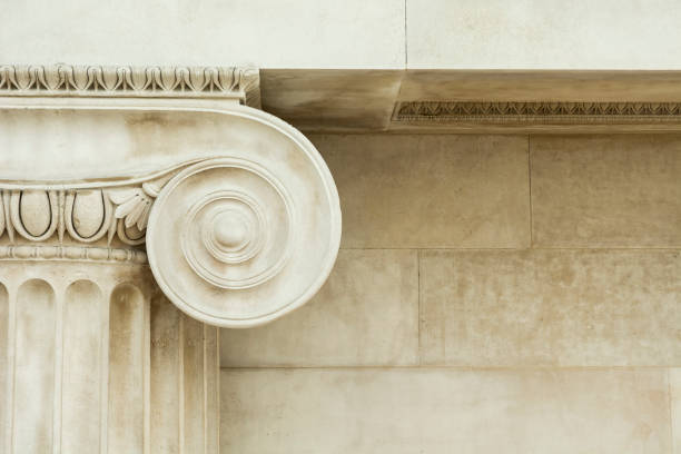 dekoratives detail von einer antiken ionischen säule - column courthouse justice government stock-fotos und bilder