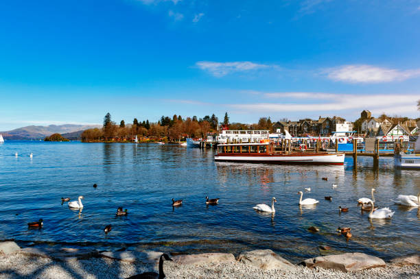 bowness pier z łodziami do wynajęcia i rejsami turystycznymi w bowness-on-windermere, małym kurorcie turystycznym nad brzegiem windermere w lake district, anglia - windermere district zdjęcia i obrazy z banku zdjęć