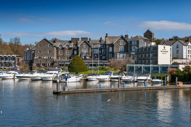 bowness pier z łodziami do wynajęcia i rejsami turystycznymi w bowness-on-windermere, małym kurorcie turystycznym nad brzegiem windermere w lake district, anglia - windermere district zdjęcia i obrazy z banku zdjęć