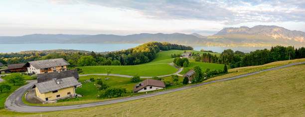 vista para o lago attersee com pastagens verdes prados e montanhas alpes perto nussdorf salzburg, áustria - mountain austria street footpath - fotografias e filmes do acervo