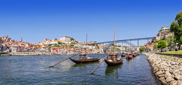 la icónica rabelo embarcaciones tradicionales, el puerto de los transportes de vinos - portugal port wine porto the douro fotografías e imágenes de stock