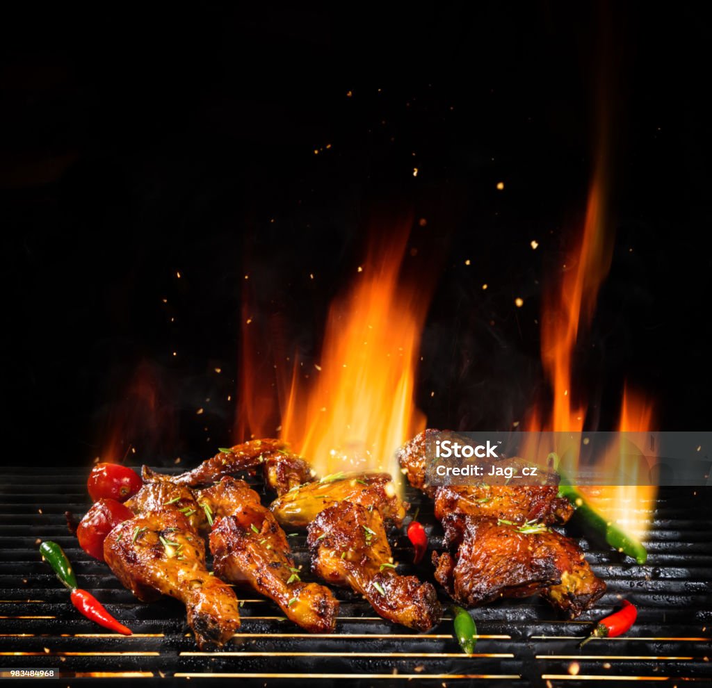 Divers de viande de poulet grillé, isolée sur fond noir - Photo de Gril libre de droits