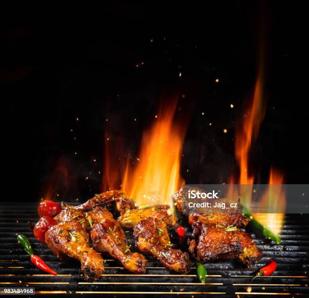 Varie Carni Di Pollo Alla Griglia Isolate Su Nero - Fotografie stock e altre immagini di Carne di pollo - Carne di pollo, Griglia per barbecue, Barbecue - Cibo