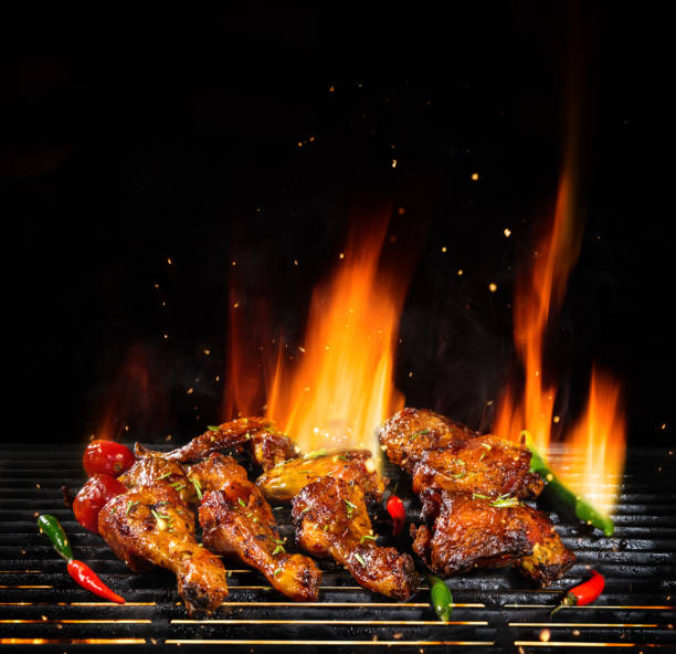 różne mięso z kurczaka jest grillowane, izolowane na czarno - wing chicken barbecue grilled zdjęcia i obrazy z banku zdjęć