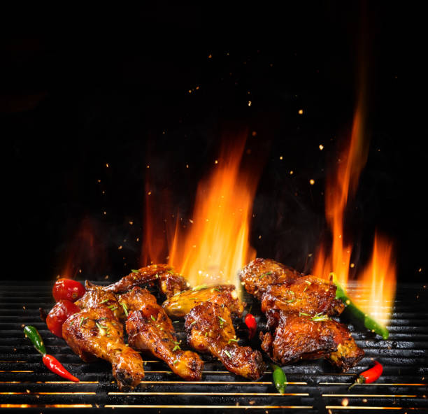 carne de frango vários sendo grelhado, isolado no preto - wing chicken barbecue grilled - fotografias e filmes do acervo