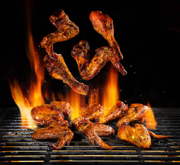 voar pedaços de carne de frango na grelha - wing chicken barbecue grilled - fotografias e filmes do acervo