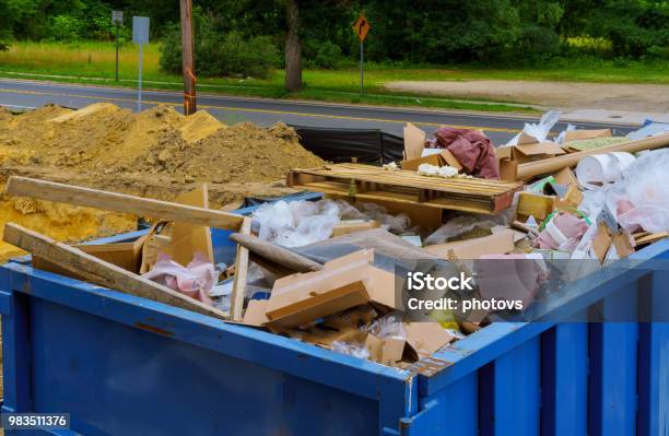 Photo libre de droit de Conteneur De Débris De Construction Bleu Rempli De Rock Et De Gravats De Béton Poubelle Industrielle banque d'images et plus d'images libres de droit de Déchets