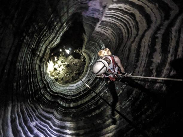 mädchen in einer salzgrotte schacht abseilen - spelunking stock-fotos und bilder