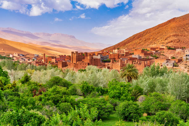 kasbah y aldea en áfrica del norte de marruecos - morocco landscape mountain mountain range fotografías e imágenes de stock