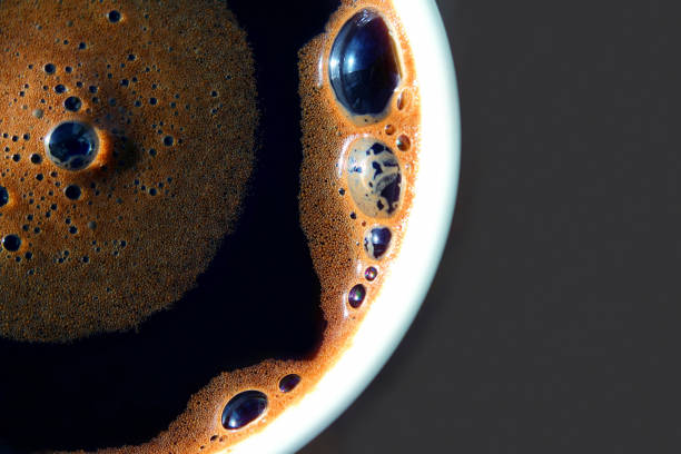 tasse de café noir gros plan d’en haut dans les rayons du soleil - black coffee coffee macro cafe photos et images de collection