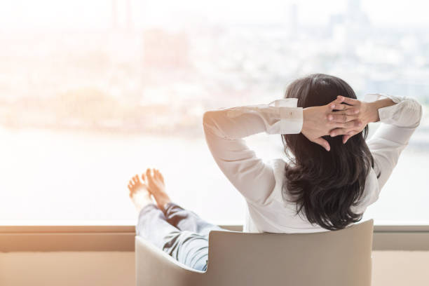 relajación simple estilo de vida asiático trabajo negocio mujer saludable estilo de vida tomar fácil descansando en comfort hotel o casa sala tiempo libre con la paz de la mente y el equilibrio de la salud de uno mismo - resting on fotografías e imágenes de stock