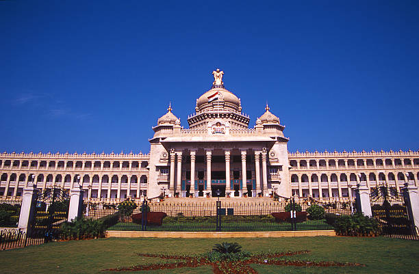 новая ратуша - bangalore india parliament building building exterior стоковые фото и изображения