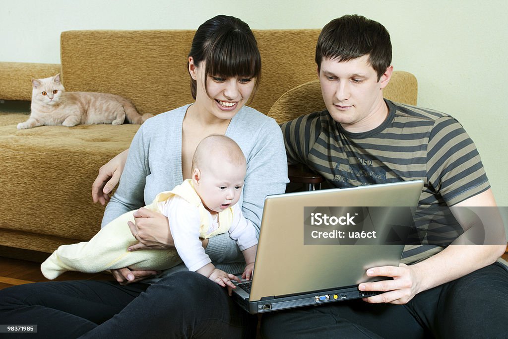 Família feliz com laptop - Foto de stock de Adulto royalty-free
