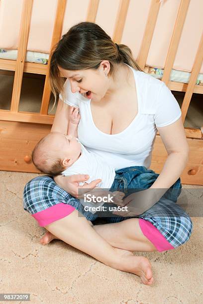 母親と赤ちゃんのリビングルーム - 20代のストックフォトや画像を多数ご用意 - 20代, 2人, カラー画像